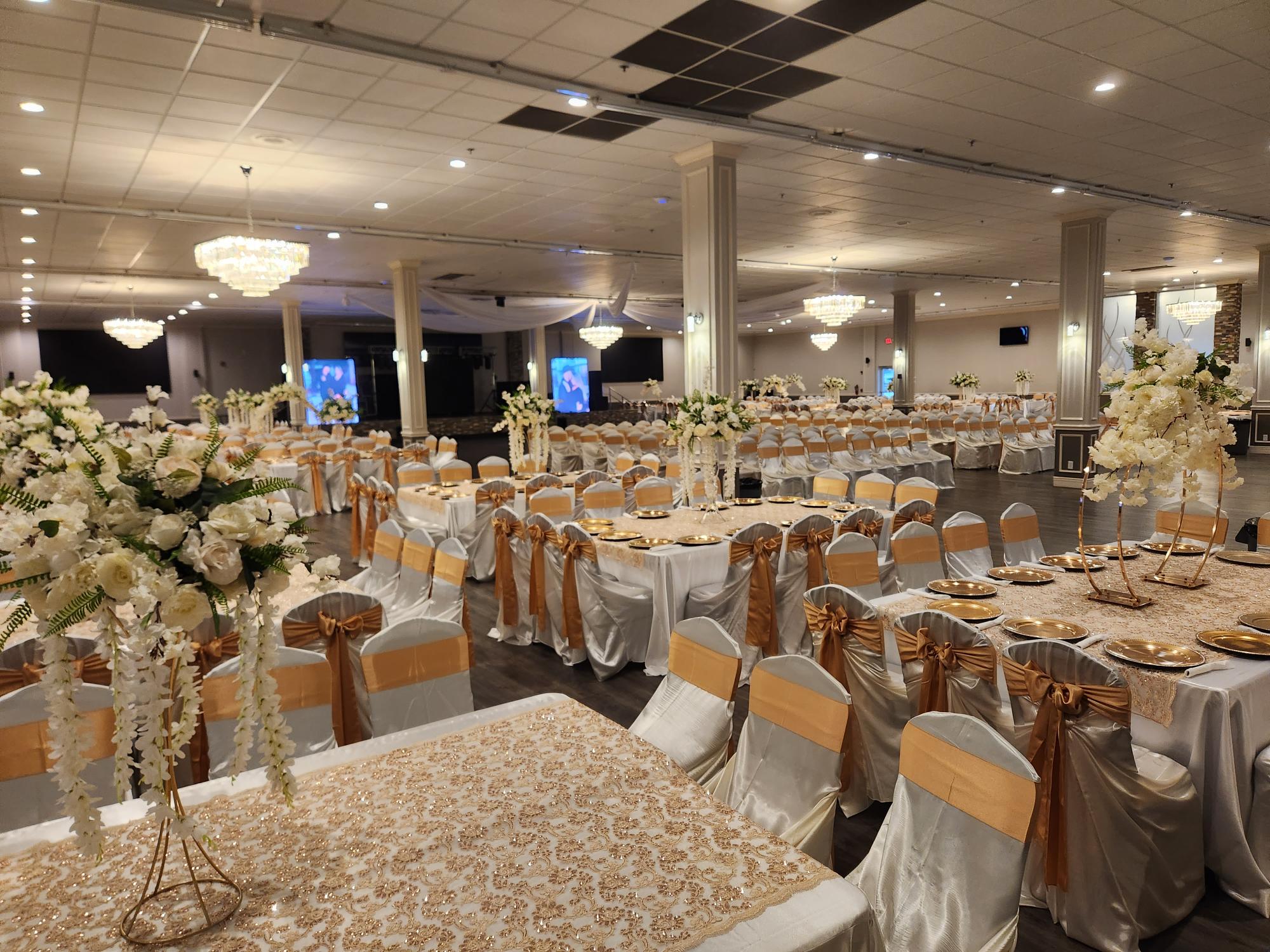 Bride and groom table in all-inclusive wedding venue